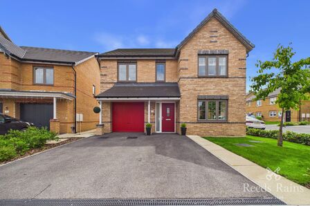 Lapwing Close, 4 bedroom Detached House to rent, &pound;2,000 pcm