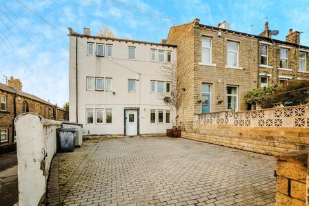 6 bedroom End Terrace House for sale