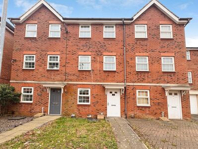 Blackthorn Drive, 4 bedroom Mid Terrace House to rent, &pound;1,400 pcm