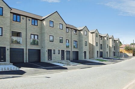 Lillands Lane, 4 bedroom Mid Terrace House to rent, &pound;1,550 pcm
