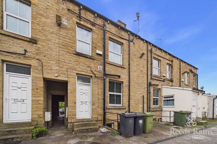 Manchester Road, 4 bedroom Mid Terrace House to rent, &pound;900 pcm