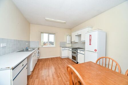 Ha'penny Bridge Way, 2 bedroom  Flat to rent, £725 pcm