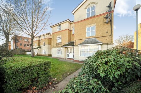 Park Street, 2 bedroom Flat to rent, &pound;675 pcm