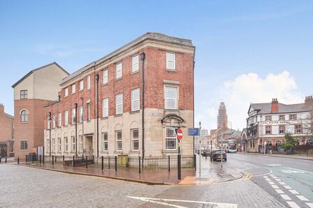 High Street, 2 bedroom  Flat to rent, £1,100 pcm