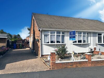 Bellcroft Road, 2 bedroom Semi Detached Bungalow for sale, £160,000