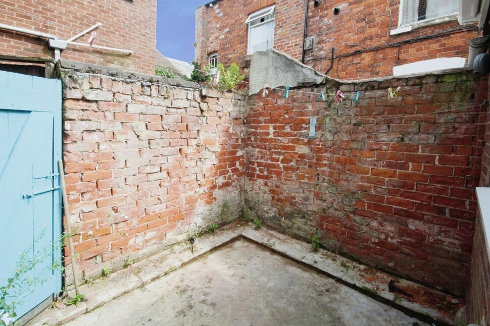 3 bedroom Mid Terrace House for sale, Ferndale, Sherburn Street, HU9 £85,000