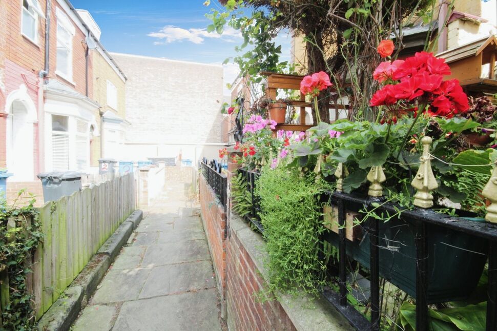 3 bedroom Mid Terrace House for sale, Ferndale, Sherburn Street, HU9 £85,000