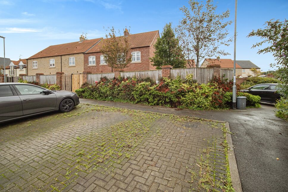 3 bedroom End Terrace House for sale, Shinewater Park, Kingswood, HU7