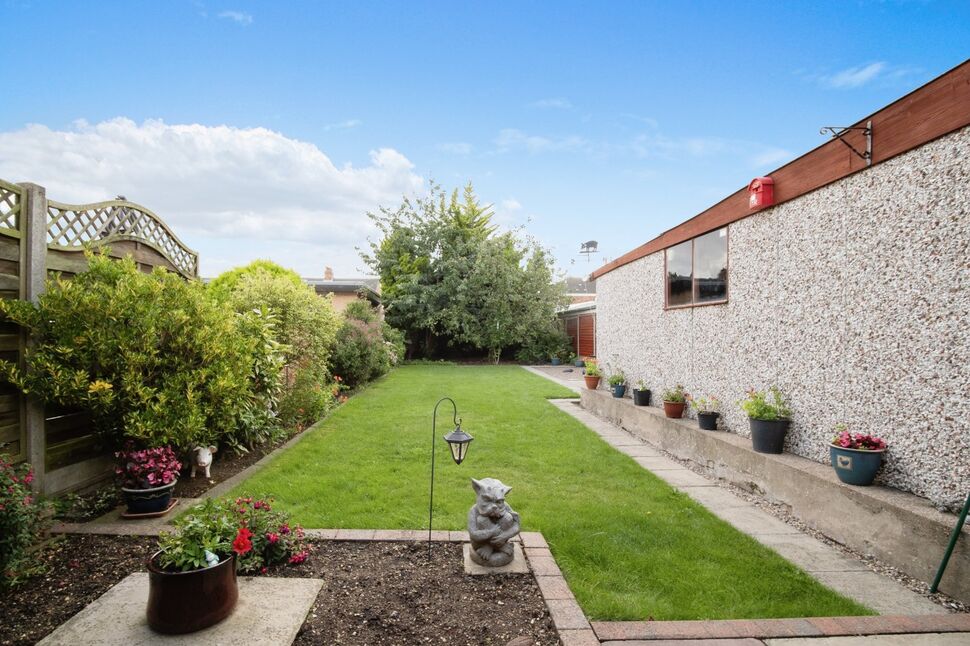 3 bedroom Semi Detached House for sale, Ellesmere Avenue, Hull, HU8 £