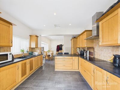 4 bedroom Semi Detached House for sale