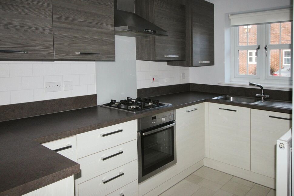 2 bedroom Mid Terrace House for sale, Shinewater Park, Kingswood, HU7