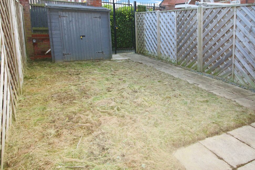 2 bedroom Mid Terrace House for sale, Shinewater Park, Kingswood, HU7