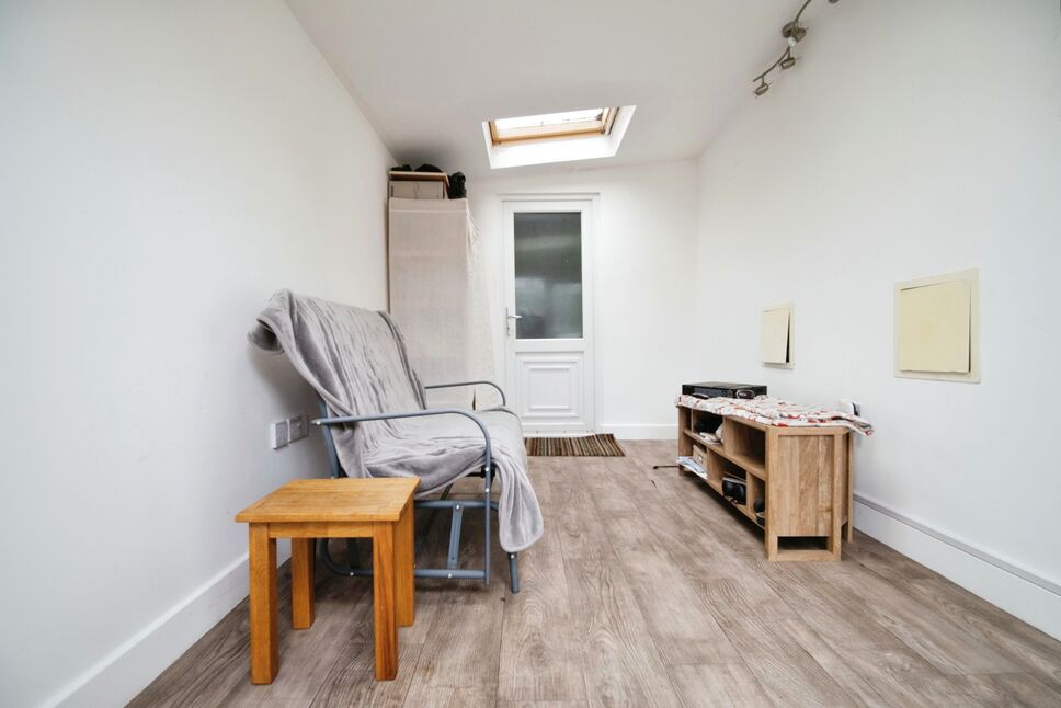 2 bedroom Semi Detached House for sale, Ashendon Drive, Hull, HU8 £140,000