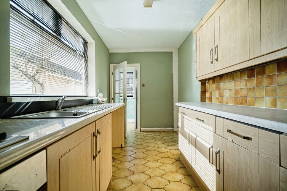 4 bedroom Semi Detached House for sale, Gillshill Road, Hull, HU8 £