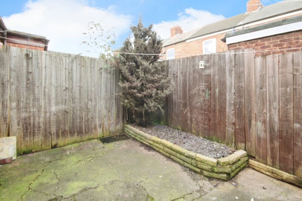 2 bedroom Mid Terrace House to rent, Alaska Street, Hull, HU8 £595 pcm