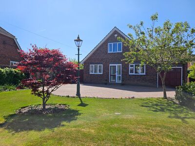 The Green, 4 bedroom Detached House for sale, £458,000