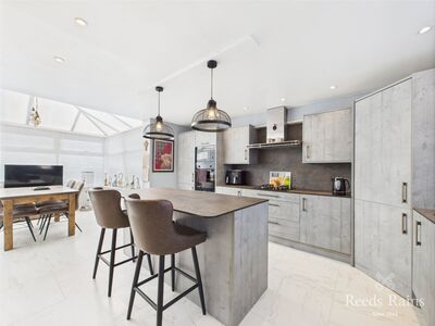 3 bedroom Mid Terrace House for sale
