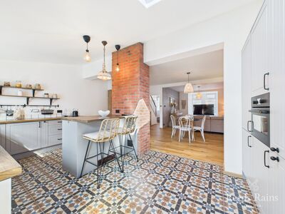 3 bedroom Mid Terrace House for sale