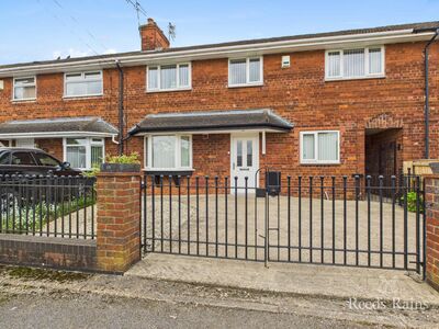 3 bedroom Mid Terrace House for sale