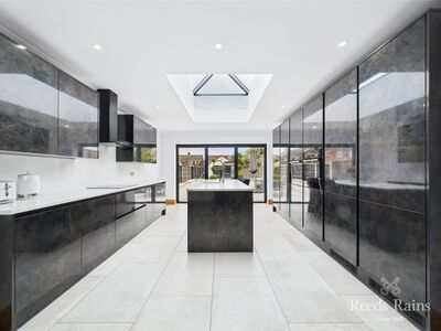 4 bedroom End Terrace House for sale