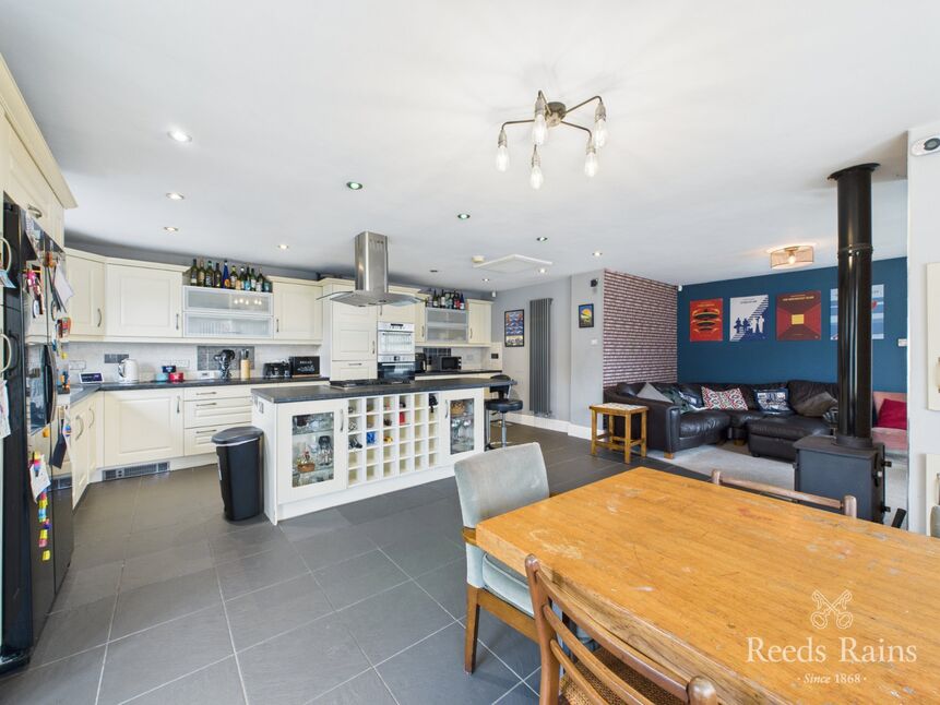 Kitchen / Family / Dining