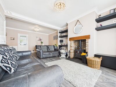 3 bedroom Mid Terrace House for sale