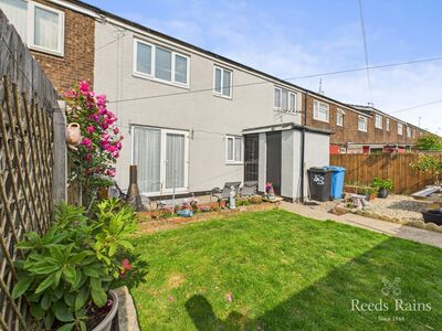 3 bedroom Mid Terrace House for sale