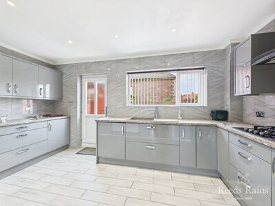 Medina Road, 3 bedroom Semi Detached House for sale, £125,000