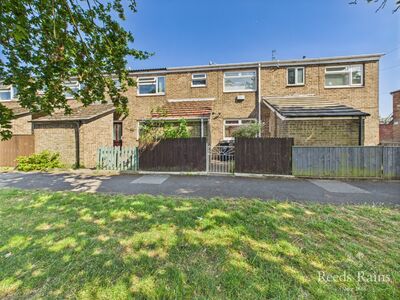 3 bedroom Mid Terrace House for sale