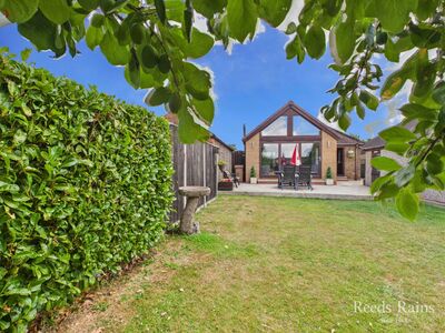2 bedroom Detached Bungalow for sale