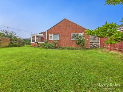 Sweet Dews Grove, 2 bedroom Detached Bungalow for sale, £140,000