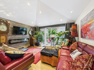 3 bedroom Mid Terrace House for sale