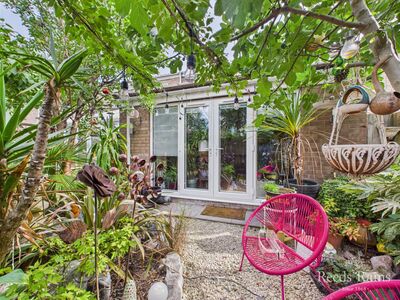 3 bedroom Mid Terrace House for sale