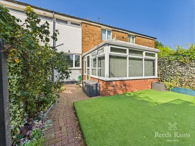 3 bedroom Mid Terrace House for sale