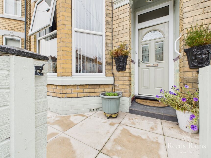 Main image of 2 bedroom Mid Terrace House for sale, Westminster Avenue, Hull, East Yorkshire, HU8