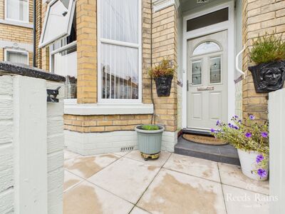 2 bedroom Mid Terrace House for sale