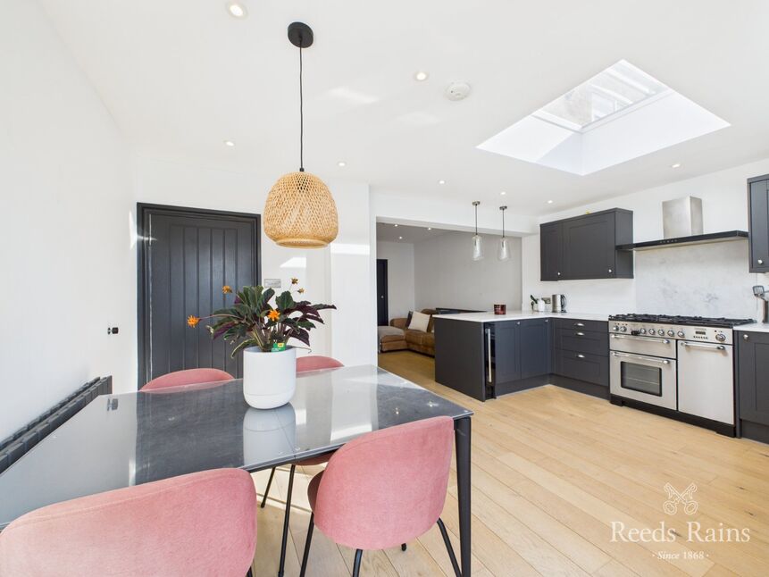 3 bedroom Mid Terrace House for sale