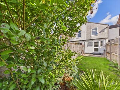 2 bedroom Mid Terrace House for sale