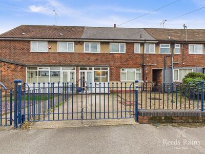 3 bedroom Mid Terrace House for sale