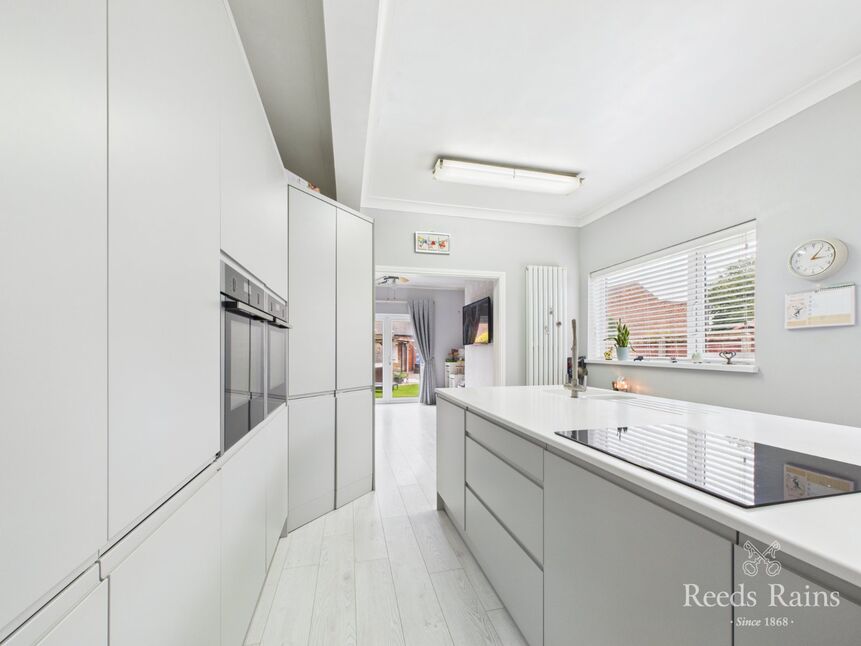 Main image of 4 bedroom End Terrace House for sale, Ings Road, Hull, East Yorkshire, HU8