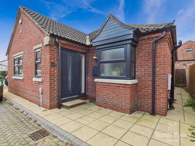 Baynard Avenue, 2 bedroom Detached Bungalow to rent, £1,200 pcm
