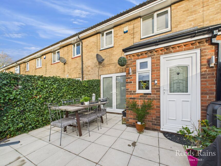 3 bedroom Mid Terrace House for sale