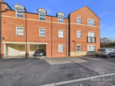 Priory Road, 2 bedroom Flat for sale, &pound;100,000