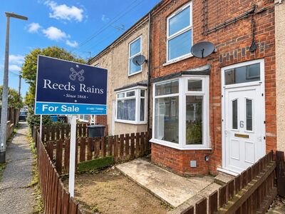 2 bedroom Mid Terrace House for sale