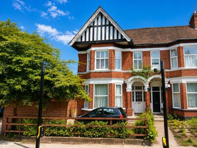 5 bedroom End Terrace House for sale