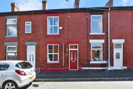 2 bedroom Mid Terrace House for sale