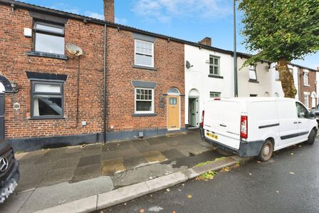 2 bedroom Mid Terrace House for sale