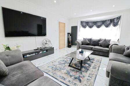 Clayhall Avenue, 5 bedroom Semi Detached House for sale, £700,000