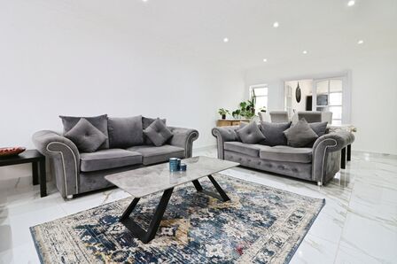 5 bedroom Semi Detached House for sale