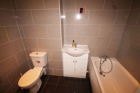 High Road, 1 bedroom  Flat to rent, £1,300 pcm